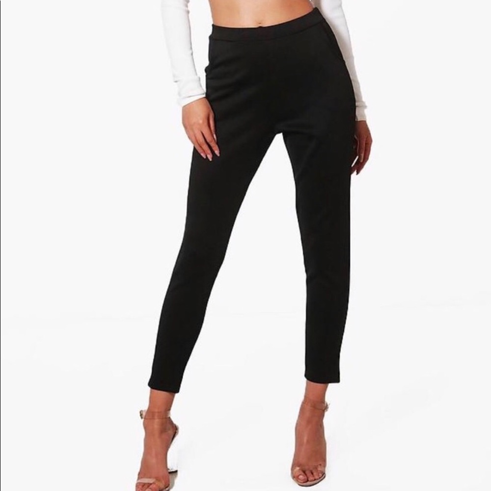 NEW WITH TAGS !!! Boohoo black scuba leggings